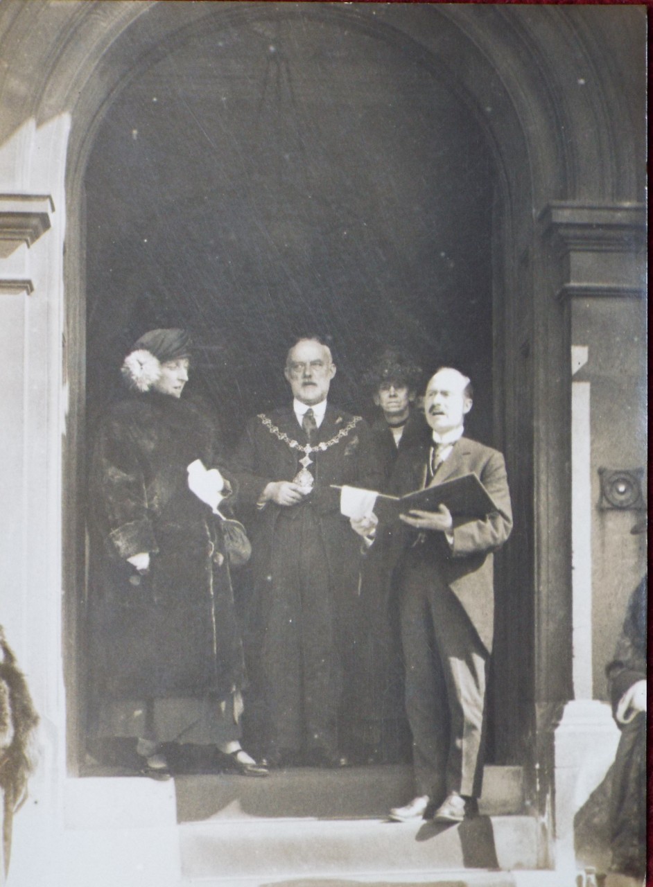 Photograph - Election Results Announcement at entrance to Swindon Town Hall c1924