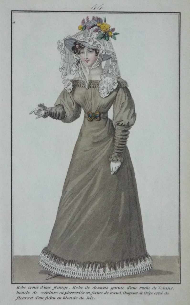 Print - 44 Robe ornee d'une frange, Robe de dessous garnie d'une ruche de Volans. boucle de ceinture en pierreries en forme de naeud. Chapeau de Crepe orne de fleaurs et d'un fichu en blonde de Soie.