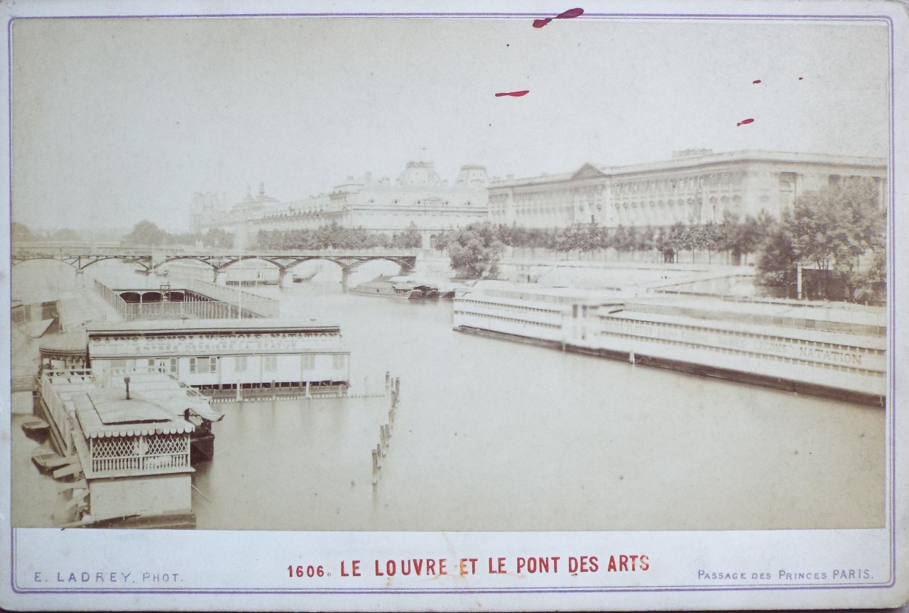 Photograph - Le Louvre et le Pont des Arts